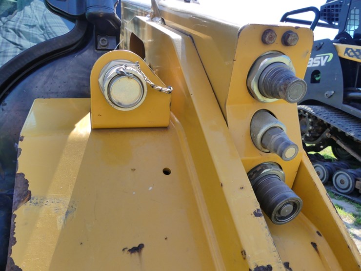 2022-caterpillar-299d3-image-12