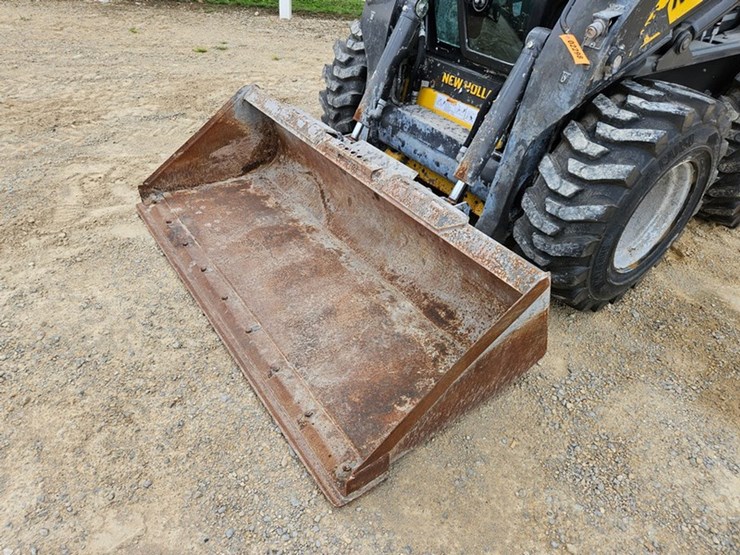 new-holland-l334-image-9