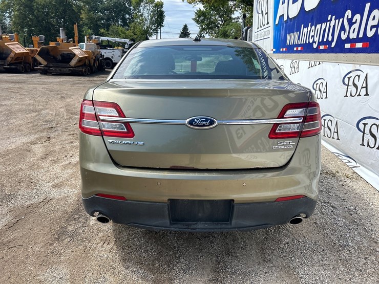 #2644-•-2013-ford-taurus-sedan-image-4