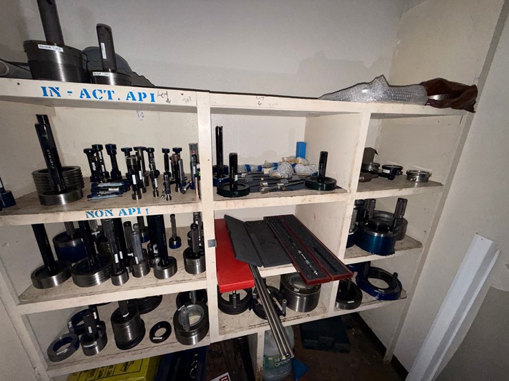lot-w/-contents-of-gauge-room-including-(50+)-(unused)-in-act-&-non-api-up-to-11”-thread-gauge-&-metal-lockers-image-2