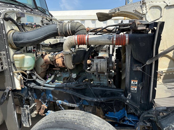 2002-peterbilt-379-image-23