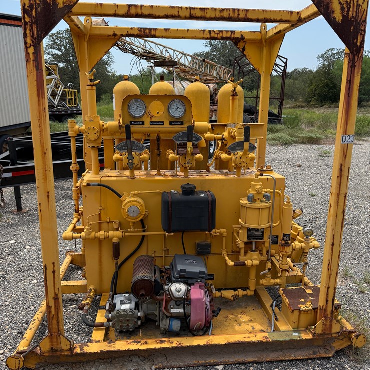 2009 ADVANCED PRESSURE 3-STATION 4-BOTTLE ACCUMULATOR CLOSING UNIT, SKIDDED