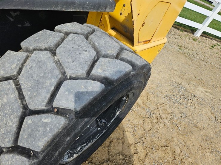 new-holland-l334-image-35