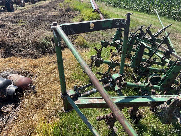 john-deere-front-mounted-cultivator-image-19