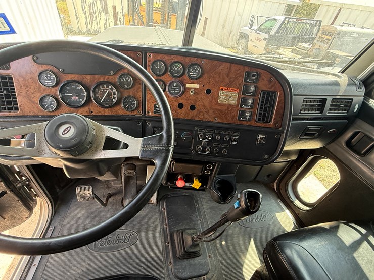 2002-peterbilt-379-image-17