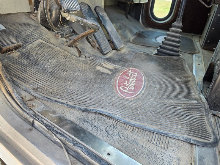 1985-peterbilt-359-image-86