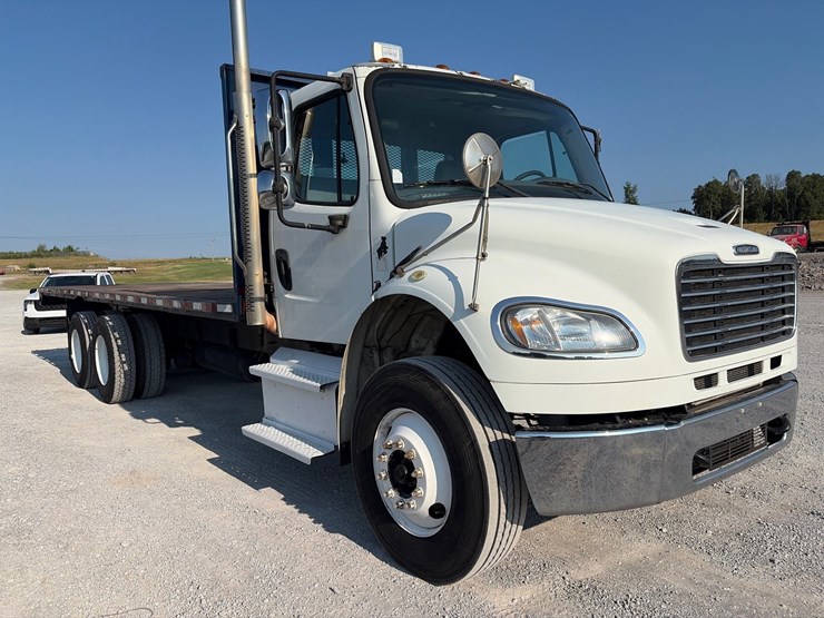 2015-freightliner-m2-106-image-10