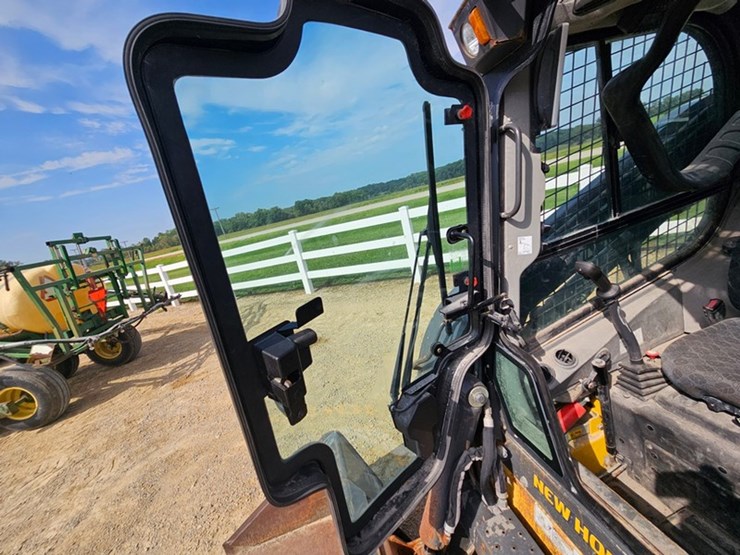 new-holland-l334-image-15