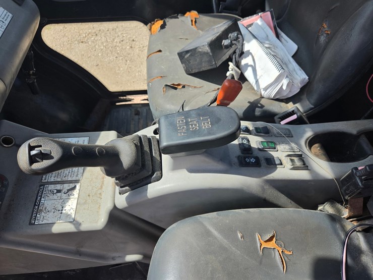 2004-bobcat-toolcat-5600-image-24