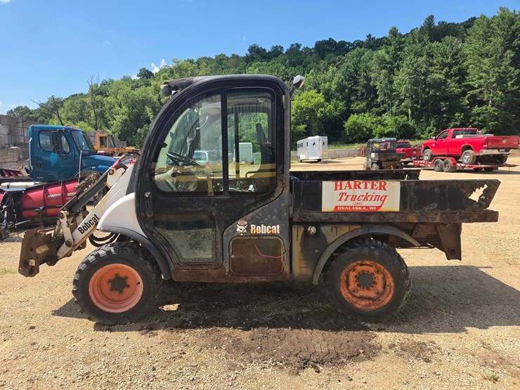 2004-bobcat-toolcat-5600-image-2