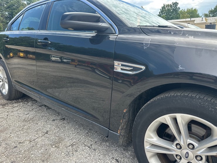 #2645-•-2012-ford-taurus-sedan-image-19