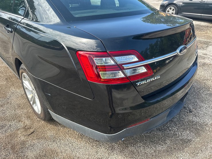 #2642-•-2013-ford-taurus-sedan-image-13