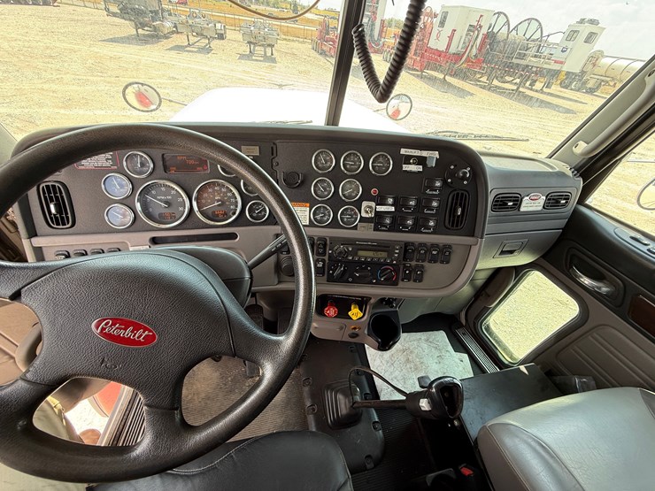 2012-peterbilt-367-image-26