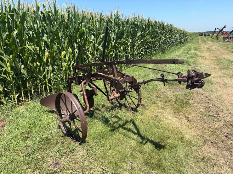 allis-chalmers-16”-one-bottom-pull-type-moldboard-plow-image-3