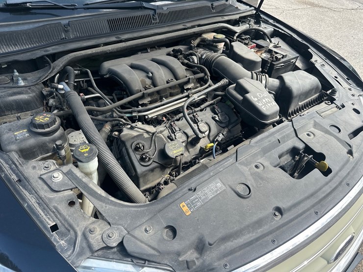 #2642-•-2013-ford-taurus-sedan-image-34