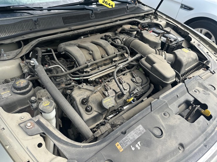 #2644-•-2013-ford-taurus-sedan-image-35