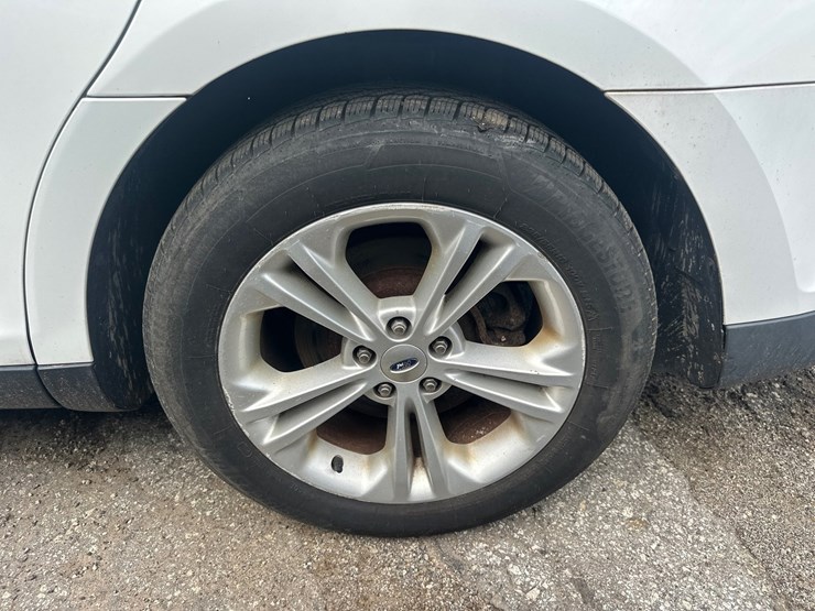 #2643-•-2015-ford-taurus-sedan-image-50