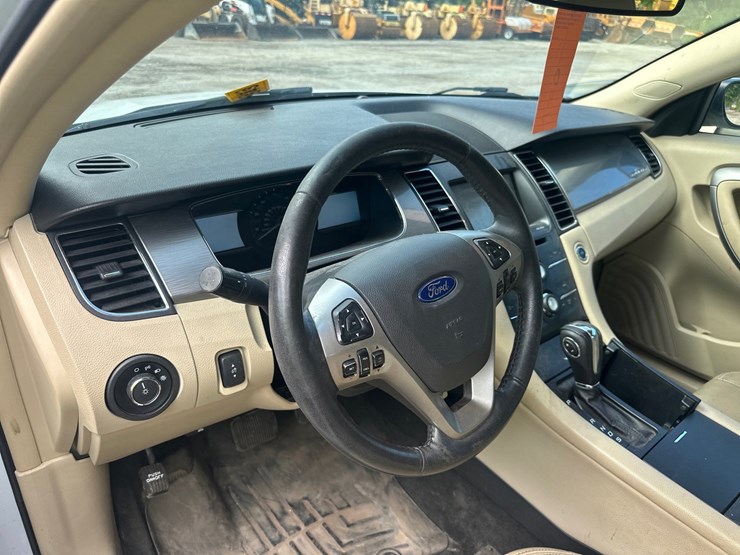 #2643-•-2015-ford-taurus-sedan-image-26