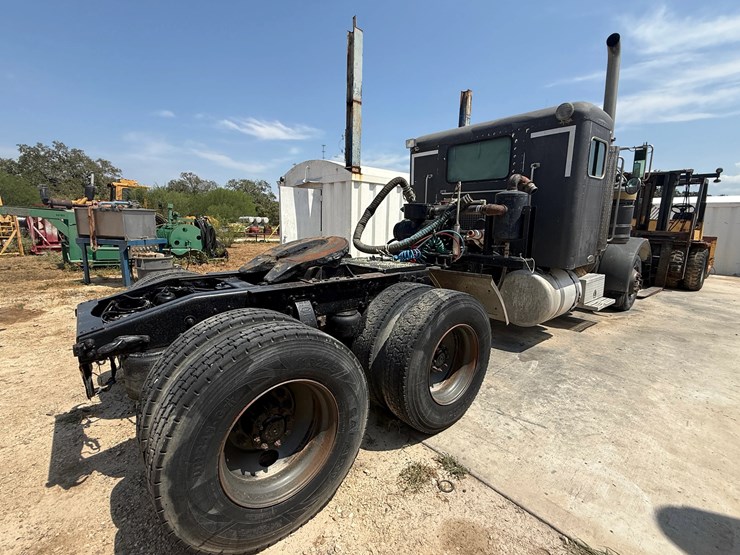 2002-peterbilt-379-image-3