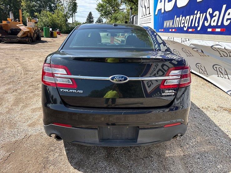 #2642-•-2013-ford-taurus-sedan-image-4