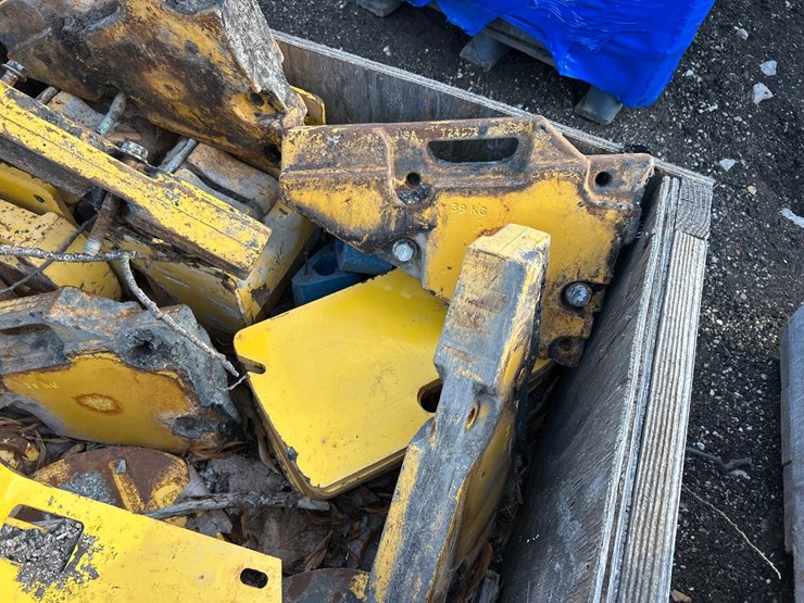 #2742-•-tote-of-misc.-equipment-counterweights-image-7