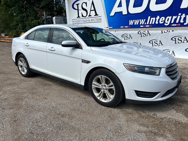 #2643-•-2015-ford-taurus-sedan-image-7