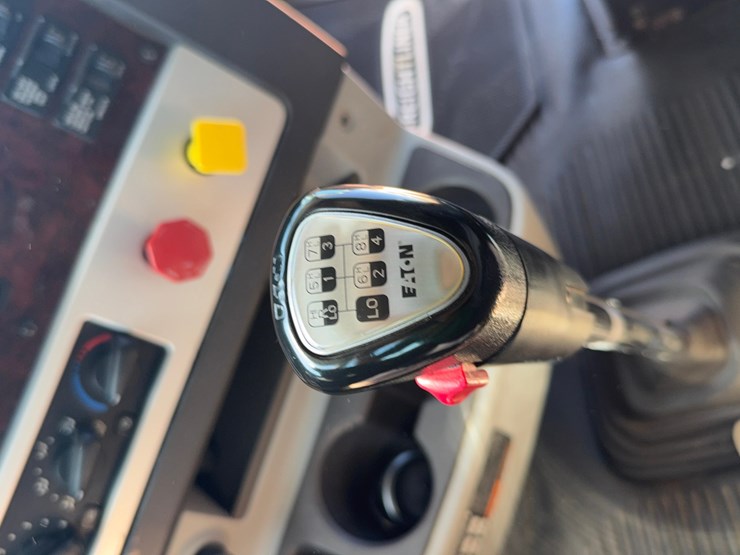 2018-freightliner-122sd-semi-image-31