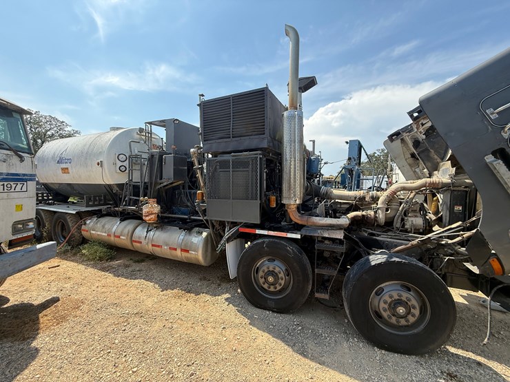 2001-peterbilt-362-image-2