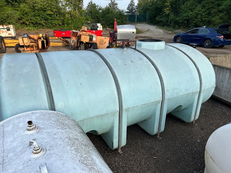 #2772-•-approx-1625-gallon-poly-tank-image-3