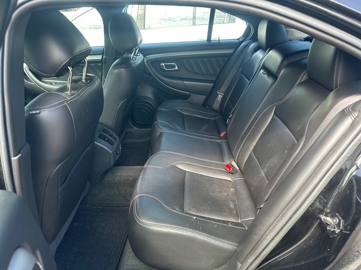 #2642-•-2013-ford-taurus-sedan-image-21
