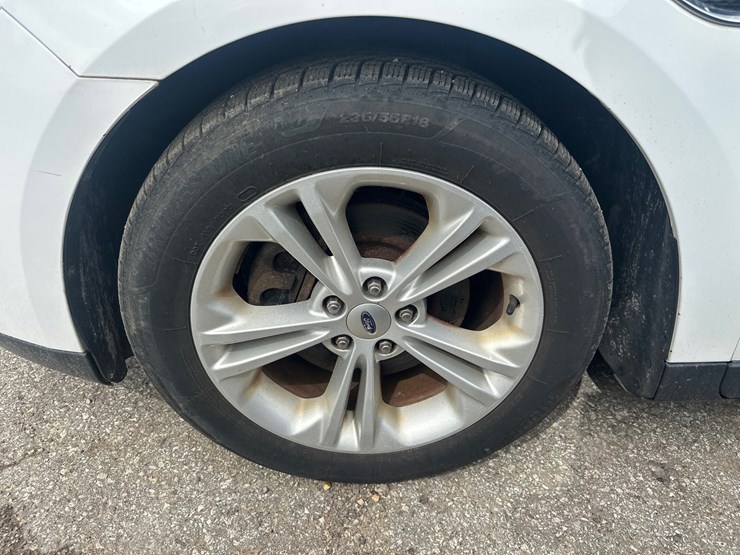 #2643-•-2015-ford-taurus-sedan-image-48
