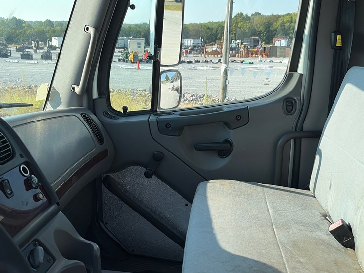 2015-freightliner-m2-106-image-13