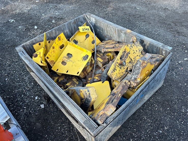 #2742-•-tote-of-misc.-equipment-counterweights-image-4