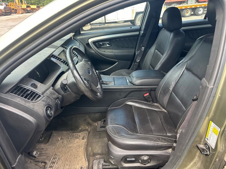 #2644-•-2013-ford-taurus-sedan-image-24
