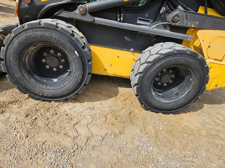 new-holland-l334-image-30