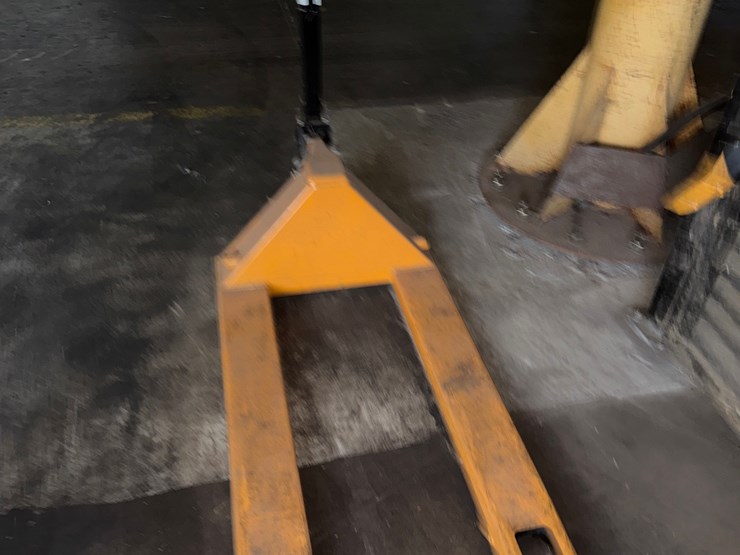 global-5,500-lbs-cap-pallet-jack-hand-truck-image-2