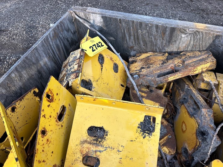 #2742-•-tote-of-misc.-equipment-counterweights-image-6