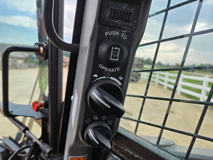 new-holland-l334-image-25
