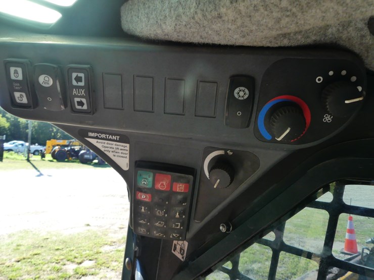 2017-deere-317g-image-17