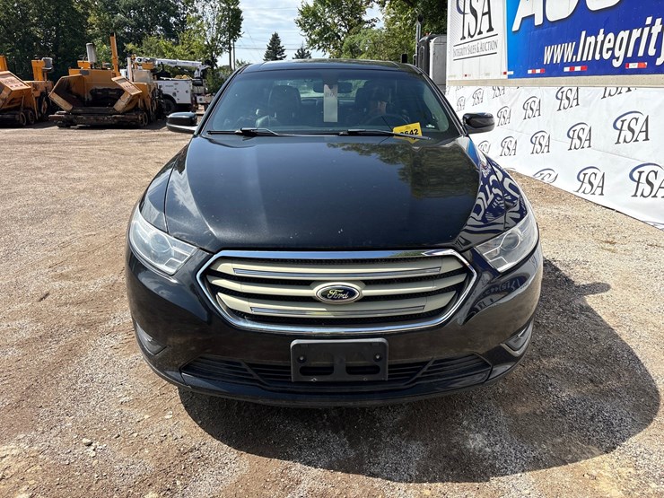 #2642-•-2013-ford-taurus-sedan-image-7