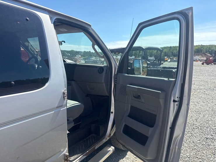 2010-ford-e350-image-29