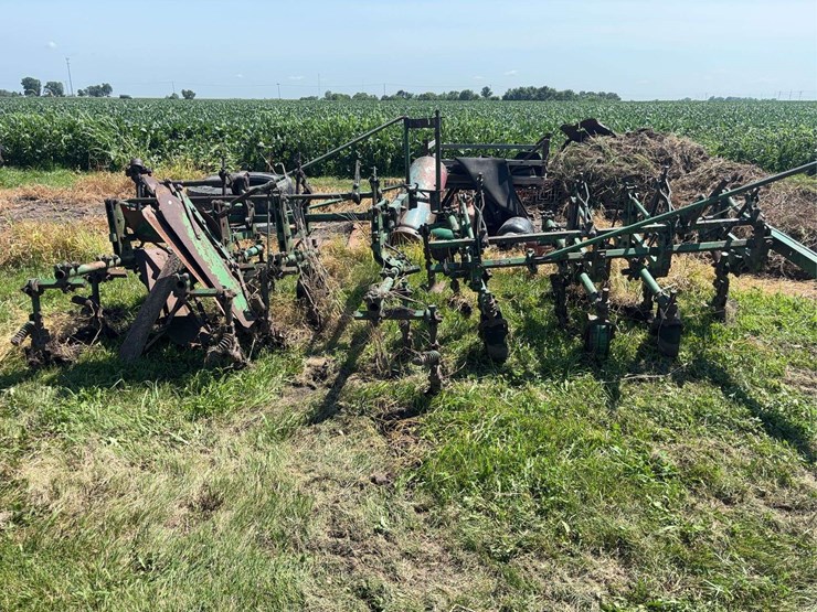 john-deere-front-mounted-cultivator-image-2