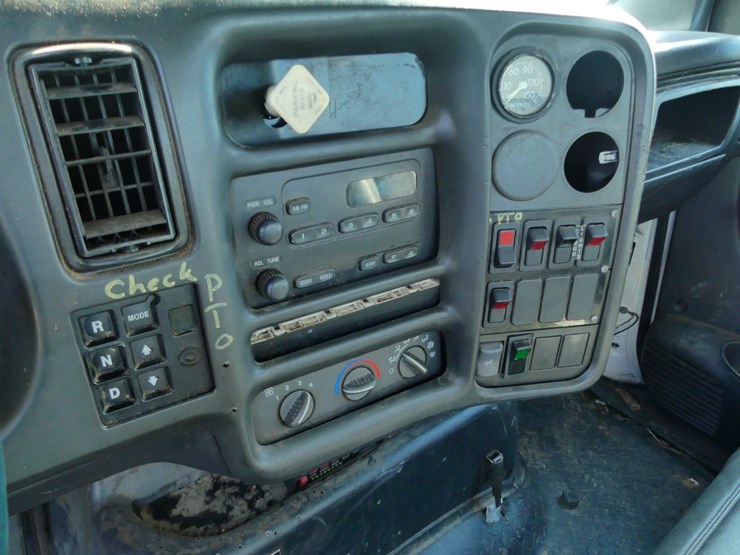 2006-chevrolet-c7500-bucket-truck-image-15