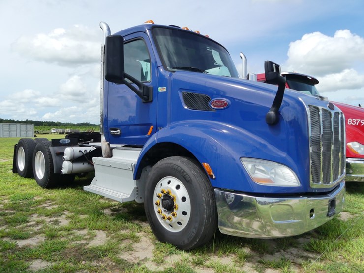 2017-peterbilt-579-image-1