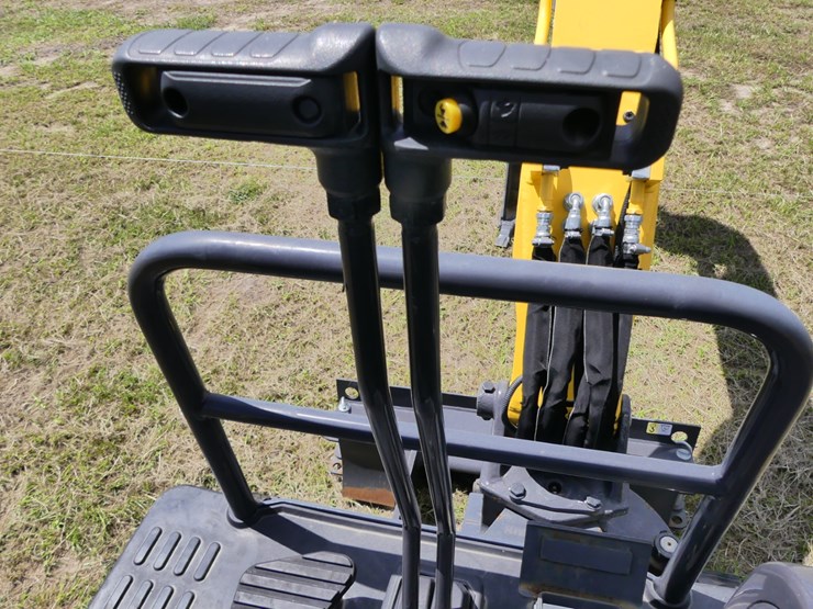 2023-new-holland-e17c-image-16