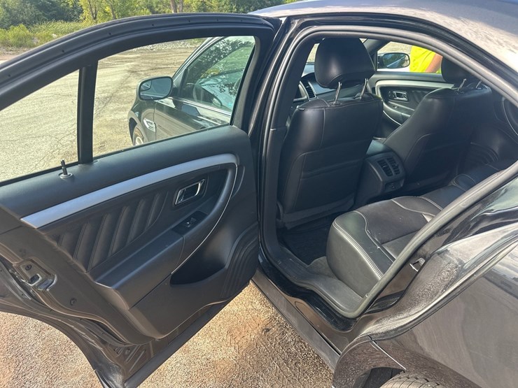 #2642-•-2013-ford-taurus-sedan-image-20