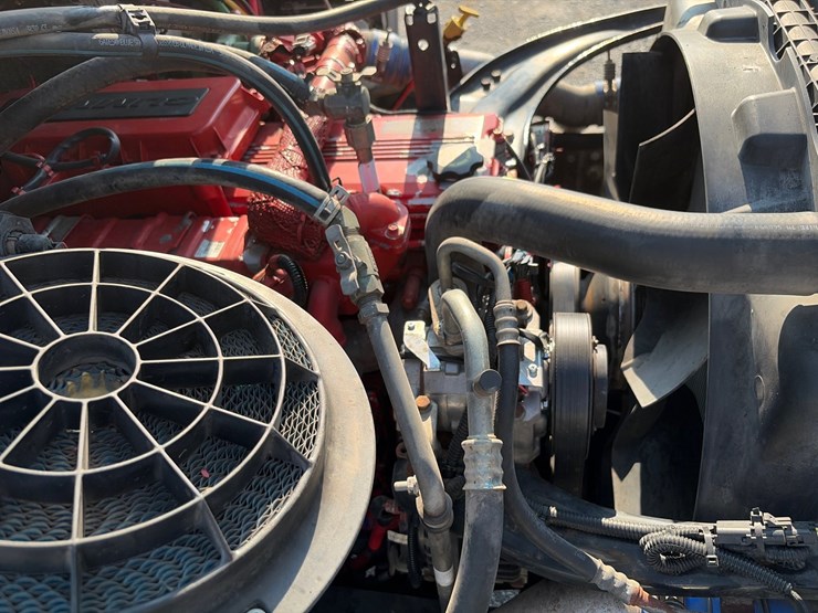 2015-freightliner-m2-106-image-18