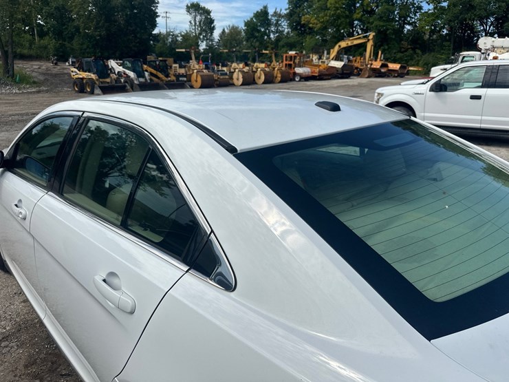 #2643-•-2015-ford-taurus-sedan-image-12