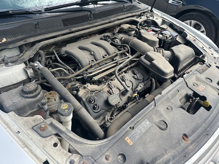 #2643-•-2015-ford-taurus-sedan-image-35