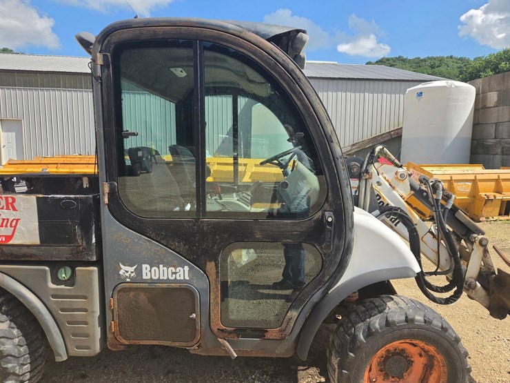 2004-bobcat-toolcat-5600-image-12